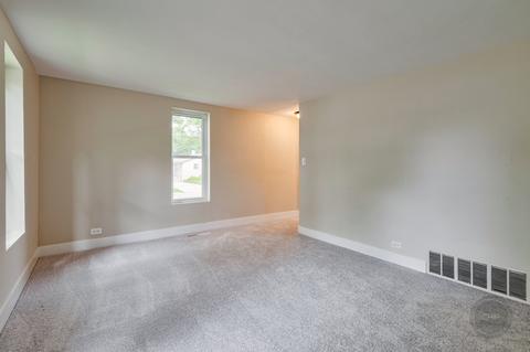 704 Dixon Ave, Elgin, IL 60120 photo 9