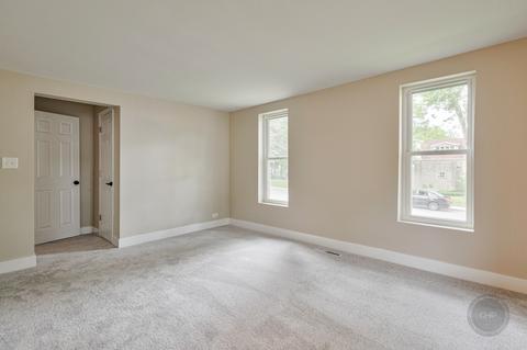 704 Dixon Ave, Elgin, IL 60120 photo 11