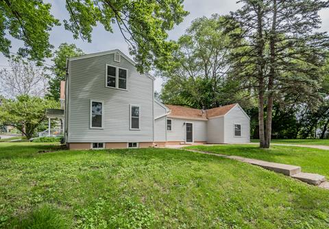 704 Dixon Ave, Elgin, IL 60120 photo 2