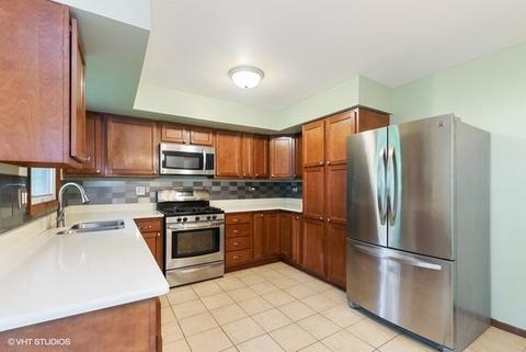 60 Devonshire Cir, Elgin, IL 60123 photo 4