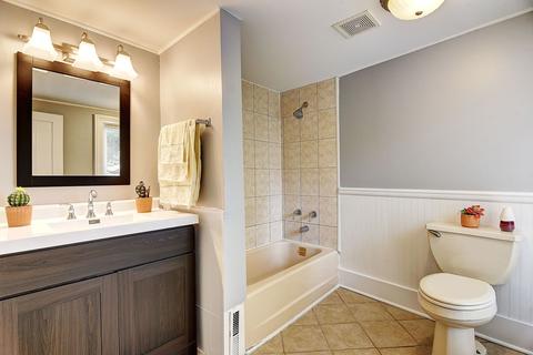 537 E Benton St, Aurora, IL 60505 photo 4