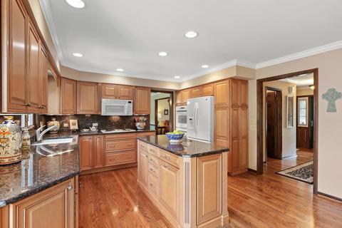 119 Amherst Dr, Bartlett, IL 60103 photo 6