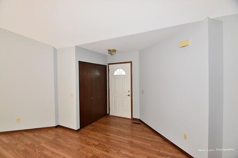 1110 Emerald Dr, Aurora, IL 60506 photo 3