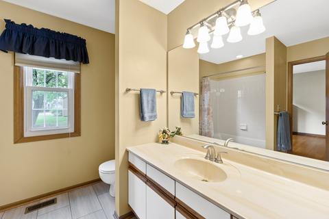 4571 Burnham Dr, Hoffman Estates, IL 60192 photo 8