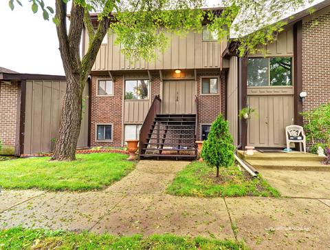 732 Circle Dr, Roselle, IL 60172 photo 1