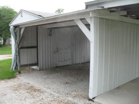 613 E North St, Clinton, IL 61727 photo 6
