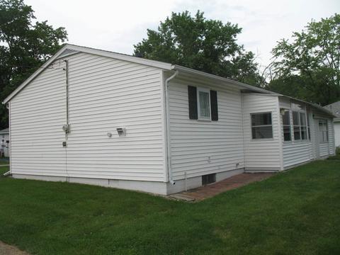 613 E North St, Clinton, IL 61727 photo 2
