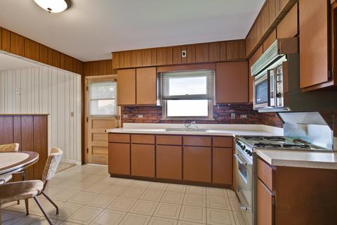 1013 Peace Dr, Wheeling, IL 60090 photo 2