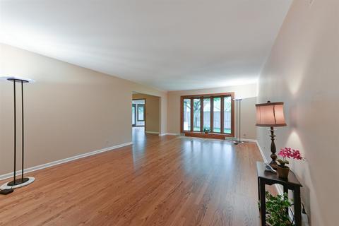 1633 Gamon Rd, Wheaton, IL 60189 photo 4