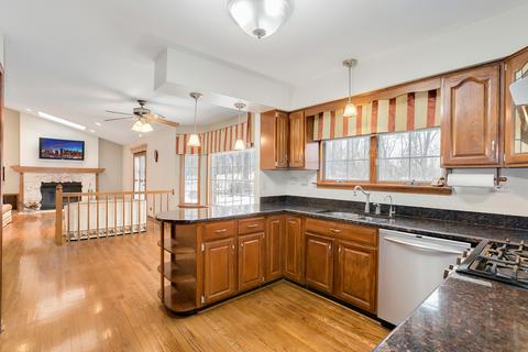 817 Kingston Ln, Bartlett, IL 60103 photo 4