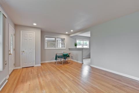 381 Radcliffe Ave, Des Plaines, IL 60016 photo 4