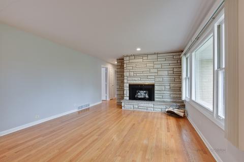 381 Radcliffe Ave, Des Plaines, IL 60016 photo 2