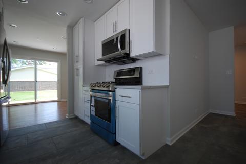 730 Devonshire Dr, Des Plaines, IL 60018 photo 4