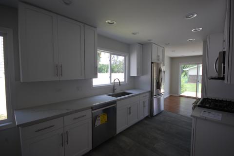 730 Devonshire Dr, Des Plaines, IL 60018 photo 3