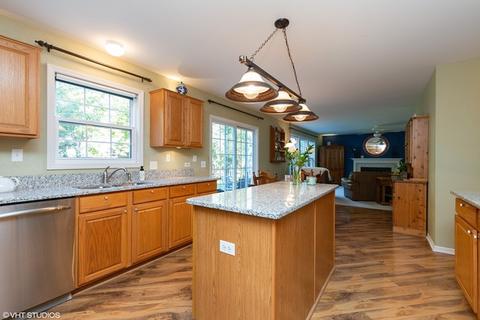 160 S Oakleaf Rd, Algonquin, IL 60102 photo 3