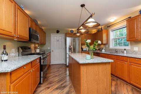 160 S Oakleaf Rd, Algonquin, IL 60102 photo 2