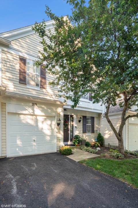 219 Half Moon Cir, Aurora, IL 60504 photo 2