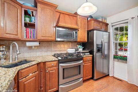 219 Half Moon Cir, Aurora, IL 60504 photo 4