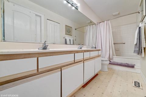 219 Half Moon Cir, Aurora, IL 60504 photo 9