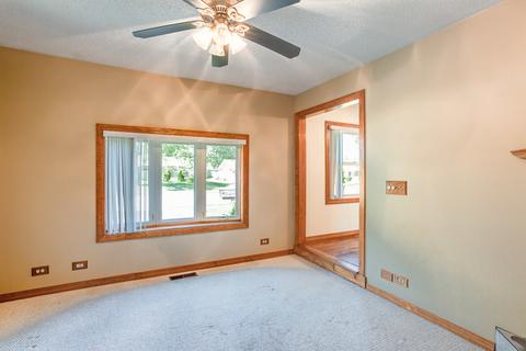 665 Illinois Blvd, Hoffman Estates, IL 60169 photo 9