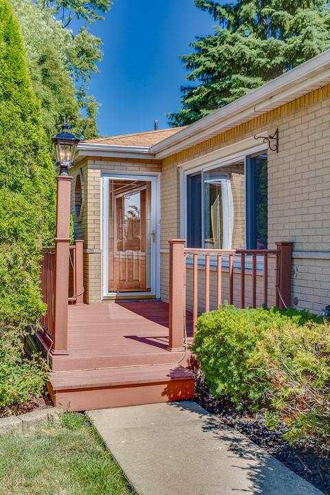 665 Illinois Blvd, Hoffman Estates, IL 60169 photo 4