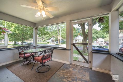 542 Bangs St, Aurora, IL 60505 photo 2