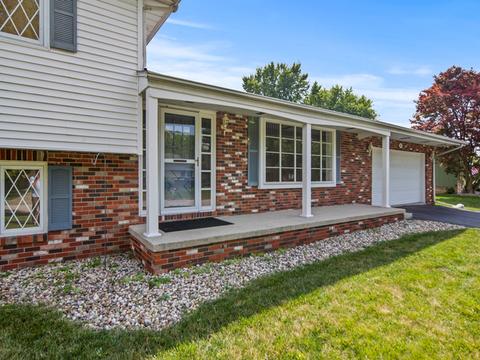 2807 Morningside Dr, Bloomington, IL 61704 photo 2