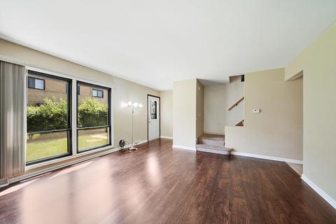 637 Maple Ct, Mount Prospect, IL 60056 photo 2
