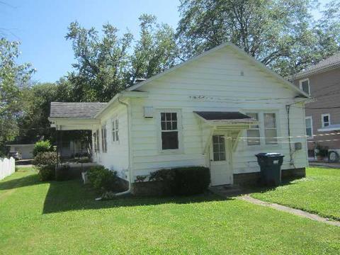 118 E Adams Ave, Watseka, IL 60970 photo 3
