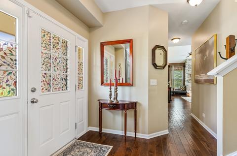 5933 Chatham Dr, Hoffman Estates, IL 60192 photo 2