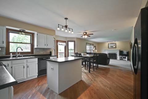 910 Pearson Rd, Cary, IL 60013 photo 2