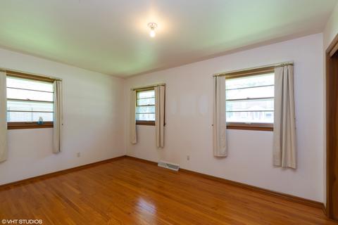 320 N State St, Genoa, IL 60135 photo 6