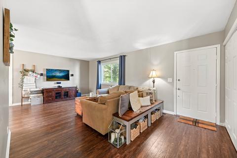 750 W Appletree Ln, Bartlett, IL 60103 photo 2