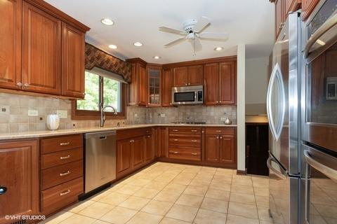 814 Kings Point Dr E, Addison, IL 60101 photo 2