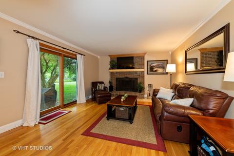 2011 Greensboro Dr, Wheaton, IL 60189 photo 9