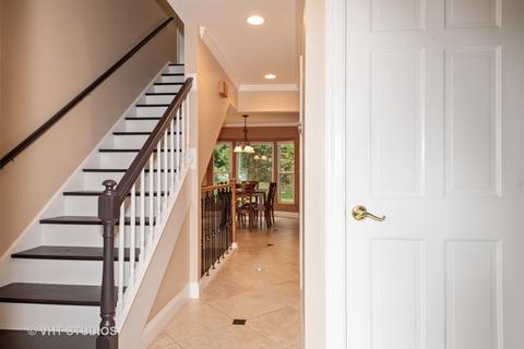 2011 Greensboro Dr, Wheaton, IL 60189 photo 2