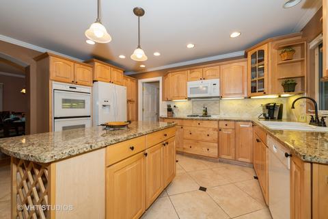 2011 Greensboro Dr, Wheaton, IL 60189 photo 5