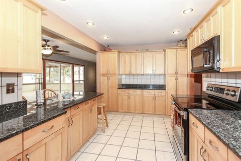 750 Ashley Ct, Hoffman Estates, IL 60169 photo 2