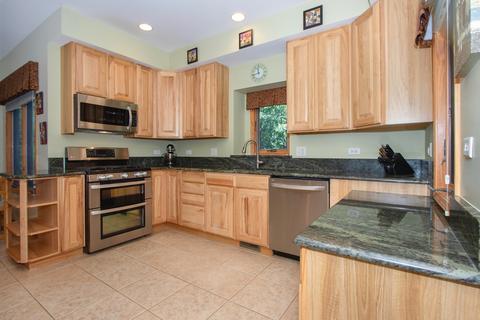 67 Chestnut Ct, Elgin, IL 60120 photo 2