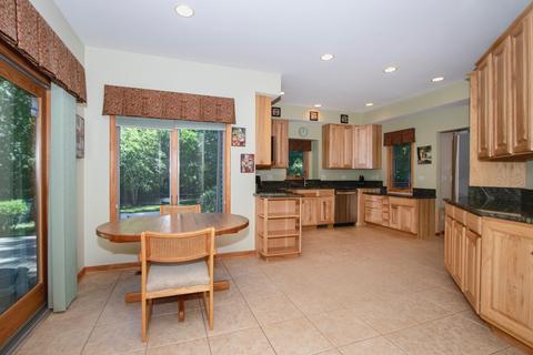 67 Chestnut Ct, Elgin, IL 60120 photo 4