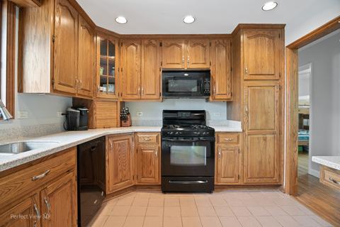 676 Cedar Ln, Bartlett, IL 60103 photo 9