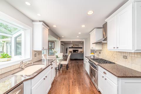 3955 Bordeaux Dr, Hoffman Estates, IL 60192 photo 2