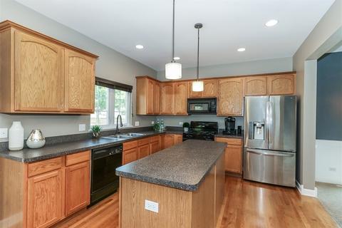 253 Fieldcrest Dr, Bartlett, IL 60103 photo 8