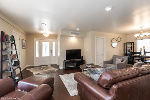 915 S Main St, Wheaton, IL 60189 photo 3