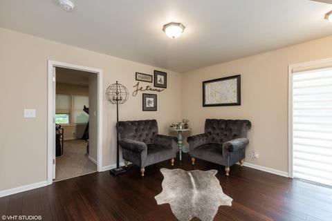 915 S Main St, Wheaton, IL 60189 photo 9
