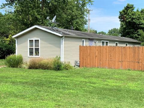 104 E Logan St, Longview, IL 61852 photo 3