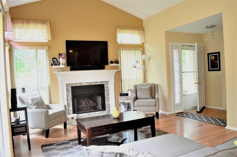 421 Cobbler Ct #4, Bartlett, IL 60103 photo 4