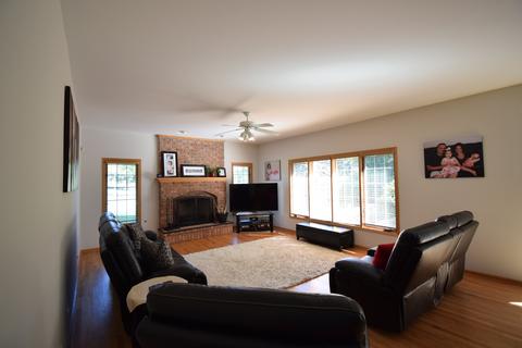 647 Philip Dr, Bartlett, IL 60103 photo 4