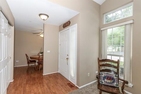 402 Cromwell Cir #1, Bartlett, IL 60103 photo 2