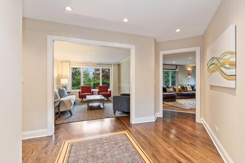 43 Devonshire Dr, Oak Brook, IL 60523 photo 2